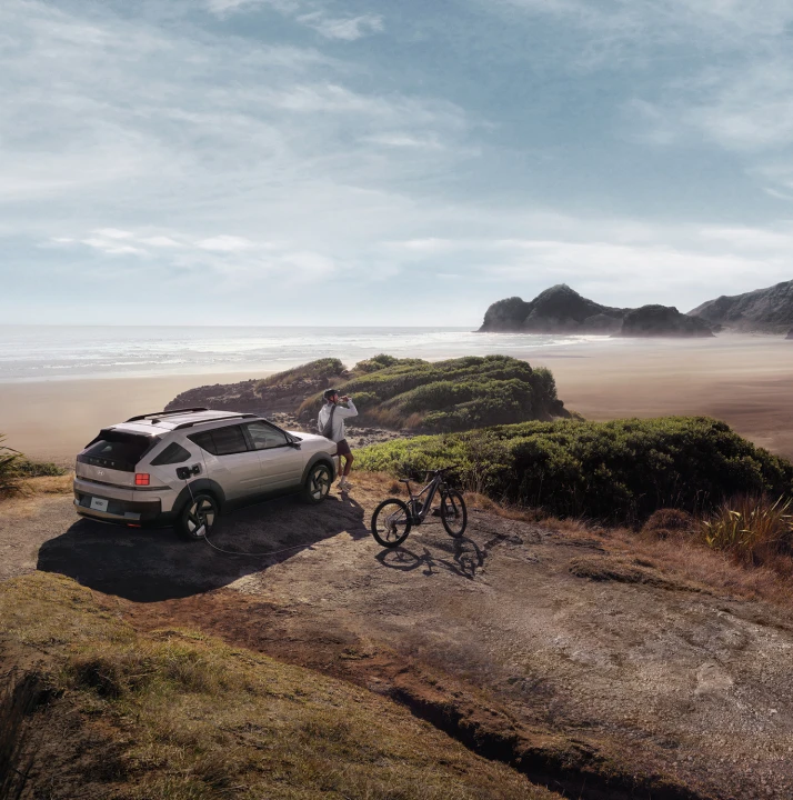 海岸の崖に停車した、最新のNEXOサイド - Hyundai Mobility Japan (ヒョンデ ジャパン)