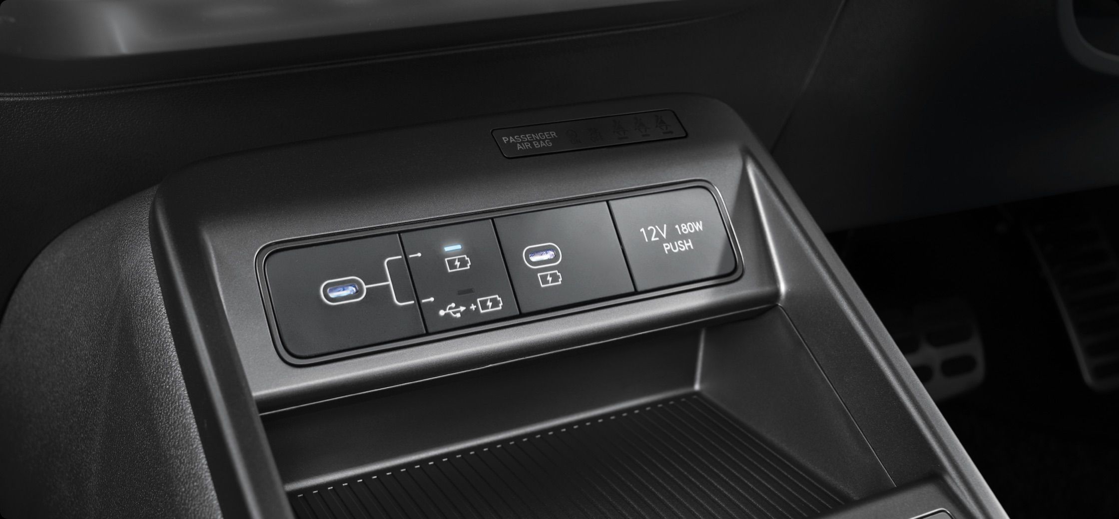 KONA EV Convenience USBポート（TYPE-C、前席２個/後席２個） - Hyundai Mobility Japan (ヒョンデ ジャパン)
