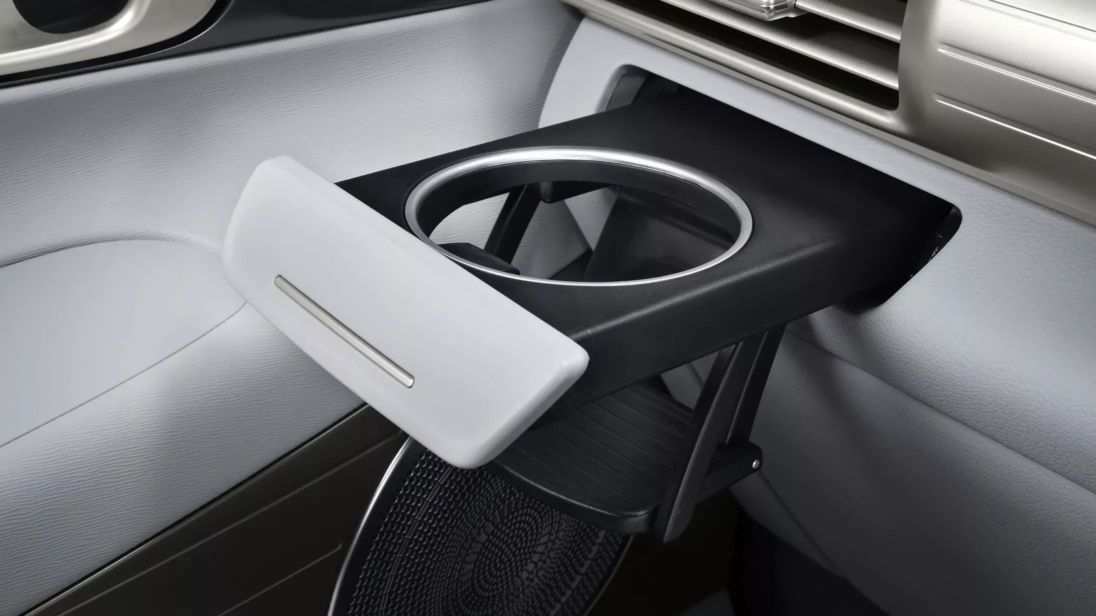 NEXO (ネッソ) 燃料電池車 FCEV インテリア 引き出し式ドリンクホルダー - Hyundai Mobility Japan (ヒョンデモビリティジャパン)