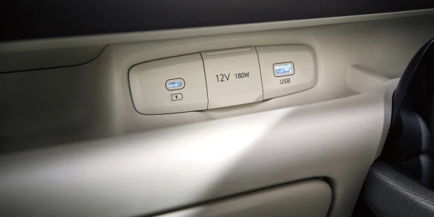 INSTER(インスター) USB ポート［Type-A、Type-C］- Hyundai Mobility Japan (ヒョンデ ジャパン)