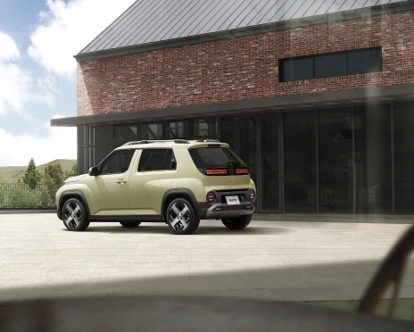 INSTER(インスター) - 道路上のINSTERの様子 後面 - Hyundai Mobility Japan (ヒョンデジャパン)
