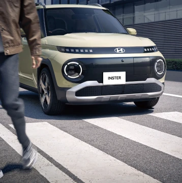 INSTER(インスター) - 横断歩道前のINSTERの様子 - Hyundai Mobility Japan (ヒョンデジャパン)