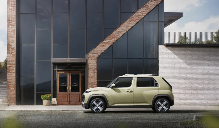 INSTER(インスター) - 道路上のINSTERの様子 側面 - Hyundai Mobility Japan (ヒョンデジャパン)