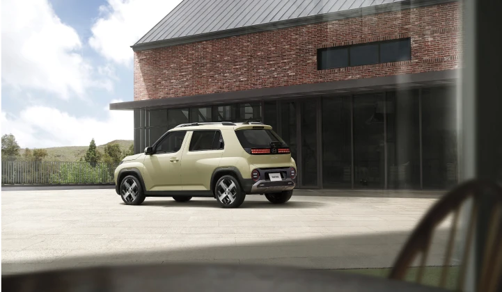 INSTER(インスター) - 道路上のINSTERの様子 後面 - Hyundai Mobility Japan (ヒョンデジャパン)