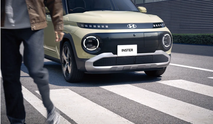 INSTER(インスター) - 横断歩道前のINSTERの様子 - Hyundai Mobility Japan (ヒョンデジャパン)