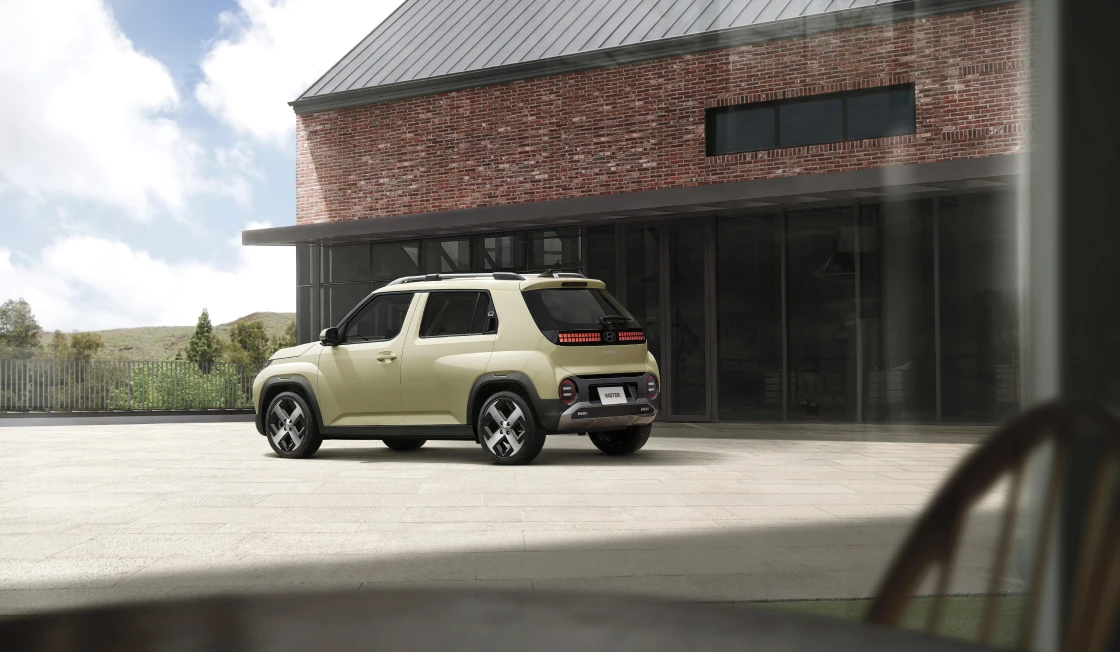 INSTER(インスター) - 道路上のINSTERの様子 後面 - Hyundai Mobility Japan (ヒョンデジャパン)
