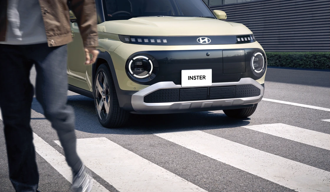 INSTER(インスター) - 横断歩道前のINSTERの様子 - Hyundai Mobility Japan (ヒョンデジャパン)