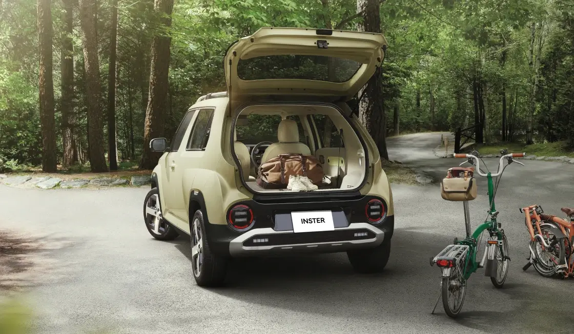 INSTER(インスター) - 多量の荷物が積めるトランクの様子 - Hyundai Mobility Japan (ヒョンデ ジャパン)