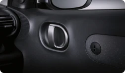 INSTER(インスター) Voyage & Lounge 主な標準装備 - 金属調塗装インサイドドアハンドル - Hyundai Mobility Japan (ヒョンデ ジャパン)