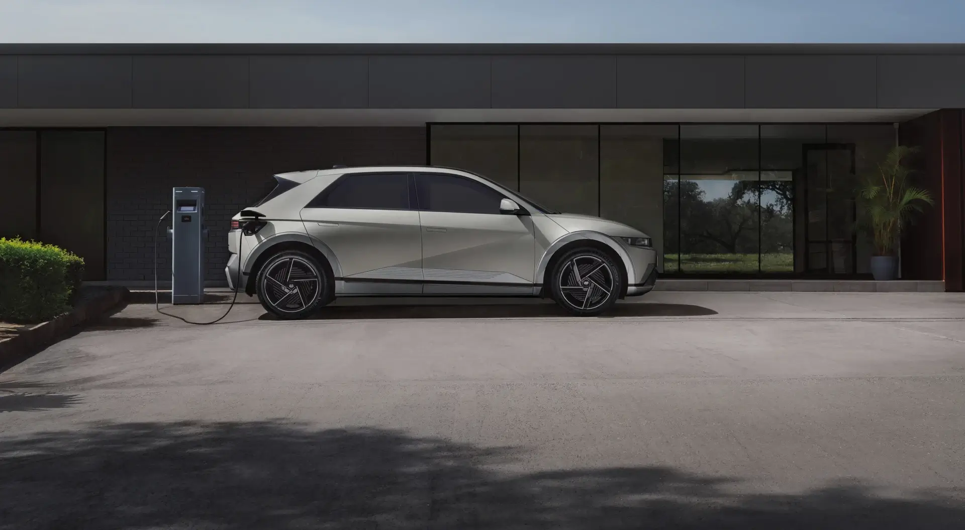 The new IONIQ 5 (アイオニック５)急速充電システム - Hyundai Mobility Japan (ヒョンデ ジャパン)