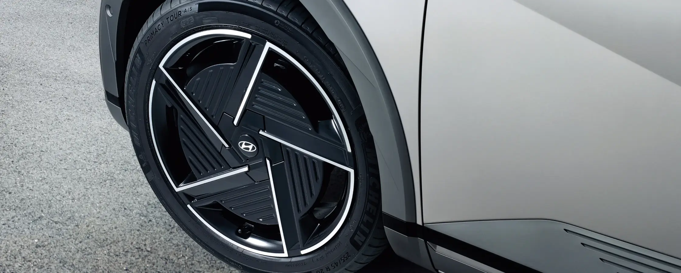 The new IONIQ 5 (アイオニック５)エクステリア - リアバンパー- 20インチホイール＆255 / 45R20 105Wタイヤ - Hyundai Mobility Japan (ヒョンデ ジャパン)
