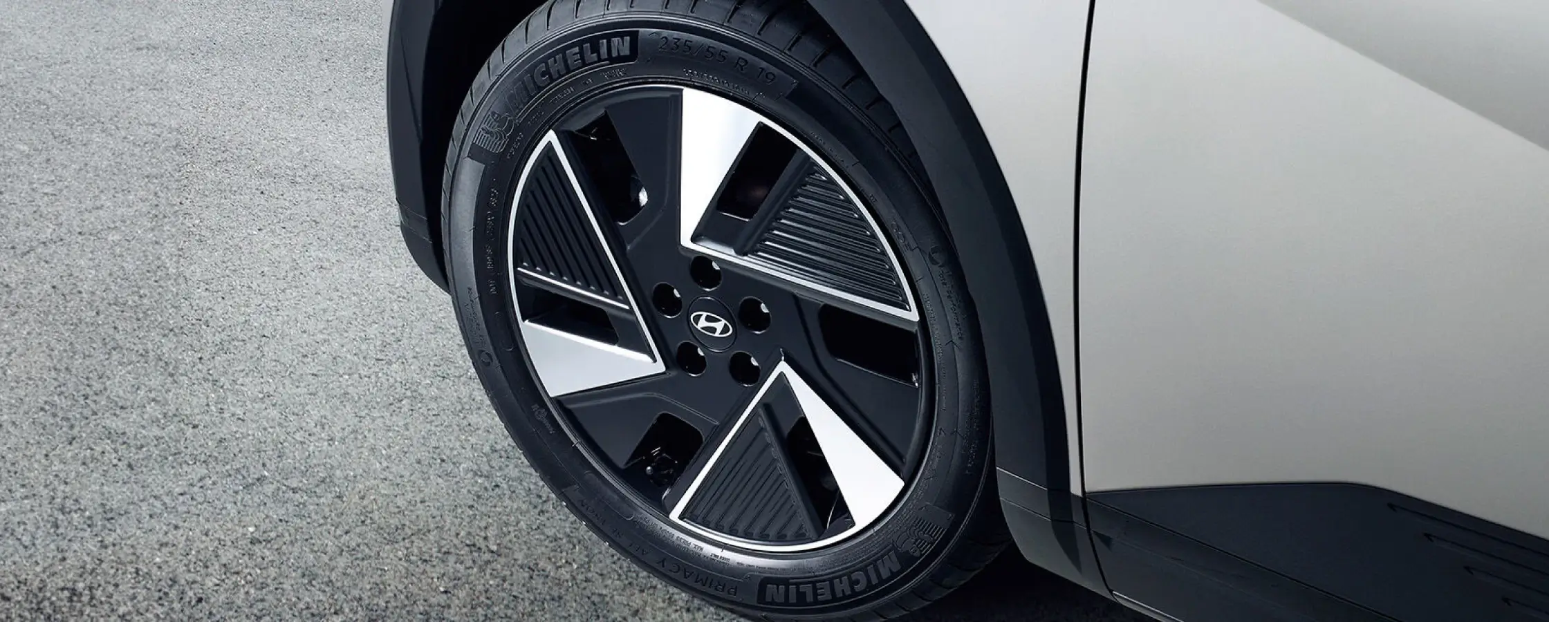 The new IONIQ 5 (アイオニック５)エクステリア - 19インチホイール＆235 / 55R19 105Wタイヤ - Hyundai Mobility Japan (ヒョンデ ジャパン)