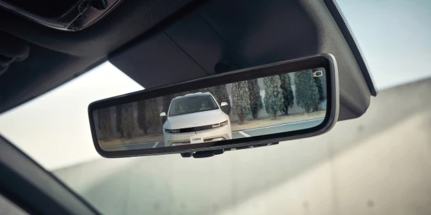 The new IONIQ 5 (アイオニック５)機能 - デジタルセンターミラー - Hyundai Mobility Japan (ヒョンデ ジャパン)