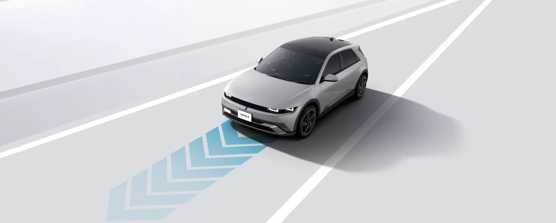 The new IONIQ 5 (アイオニック５)安全性と利便性 - レーンフォローイングアシスト(LFA) - Hyundai Mobility Japan (ヒョンデ ジャパン)