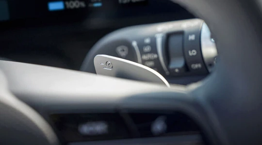 The new IONIQ 5 (アイオニック５) テクノロジー - 回生ブレーキコントロールパドル - Hyundai Mobility Japan (ヒョンデ ジャパン)