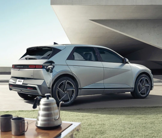 The new IONIQ 5 (アイオニック5)室外 V2L - AC100V、最大出力1,600W、コネクター付 - Hyundai Mobility Japan (ヒョンデ ジャパン)