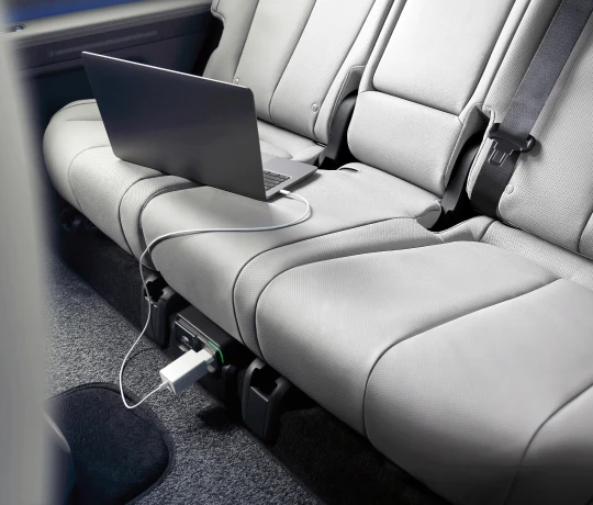 The new IONIQ 5 (アイオニック5)室内 V2L - AC100V、最大出力1,600W - Hyundai Mobility Japan (ヒョンデ ジャパン)