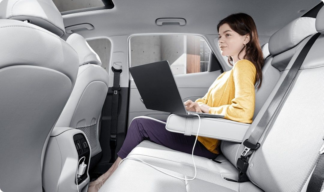 KONA EV Indoor V2L (Vehicle to Load) 車内のコンセントで電気製品が使用できます。- Hyundai Mobility Japan (ヒョンデ ジャパン)