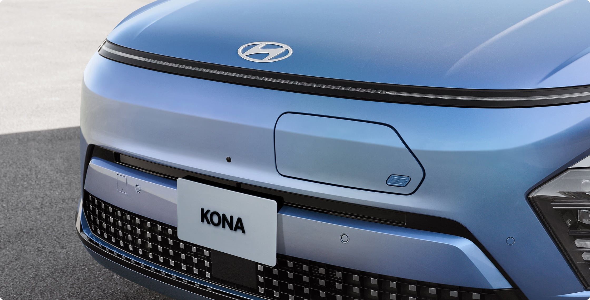 KONA EV Performance and Charging(パフォーマンスと充電) プッシュオープンタイプ充電ドア - Hyundai Mobility Japan (ヒョンデ ジャパン)