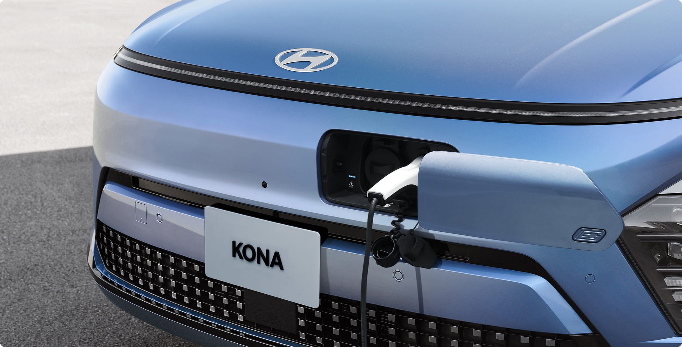 KONA EV Performance and Charging(パフォーマンスと充電) プッシュオープンタイプ充電ドア - Hyundai Mobility Japan (ヒョンデ ジャパン)