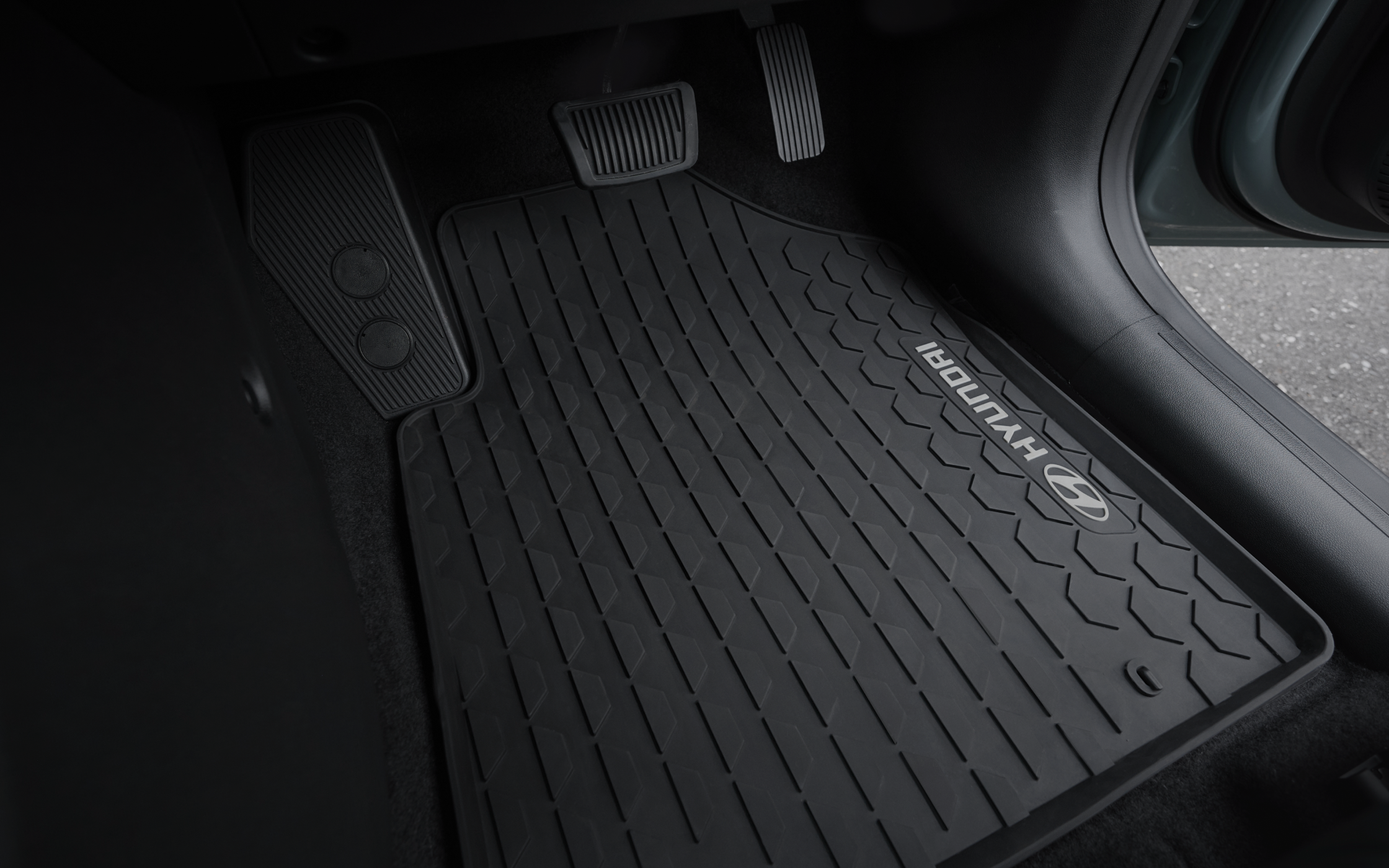 ラバー製でどんな天候でもタフに使える - Hyundai Mobility Japan (ヒョンデ ジャパン)