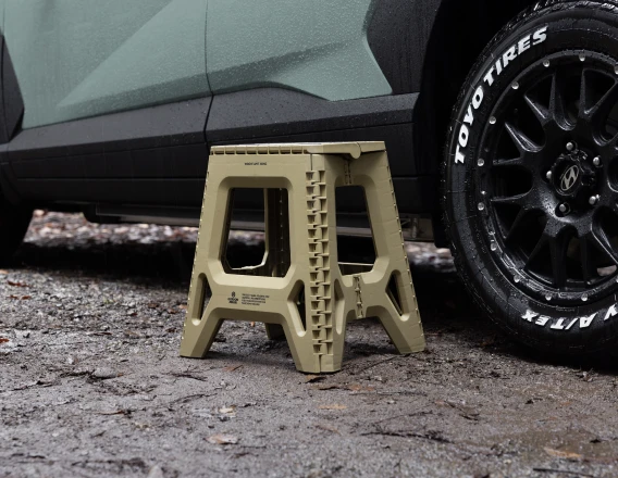 KONA Mauna Loa (コナマウナロア）成約 プレゼント - GORDON MILLER Folding Step（Coyote）1脚 - Hyundai Mobility Japan (ヒョンデ ジャパン)