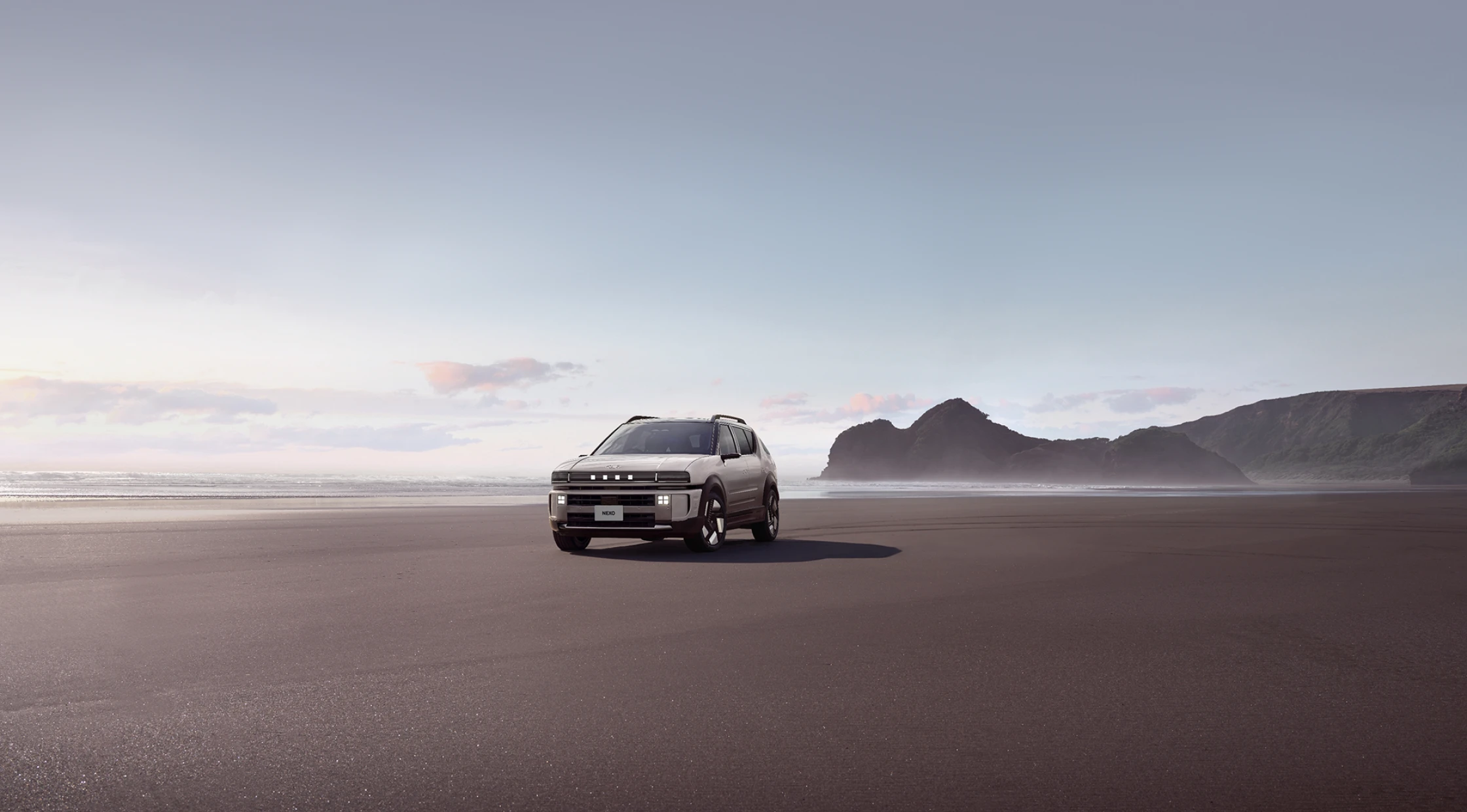 海岸に建てられたThe all-new NEXOフロントビュー - Hyundai Mobility Japan (ヒョンデ ジャパン)