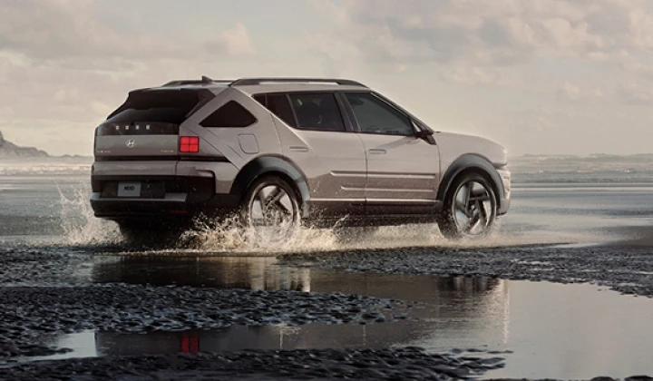 ビーチ沿いを走行する最新のNEXOサイド - Hyundai Mobility Japan (ヒョンデ ジャパン)