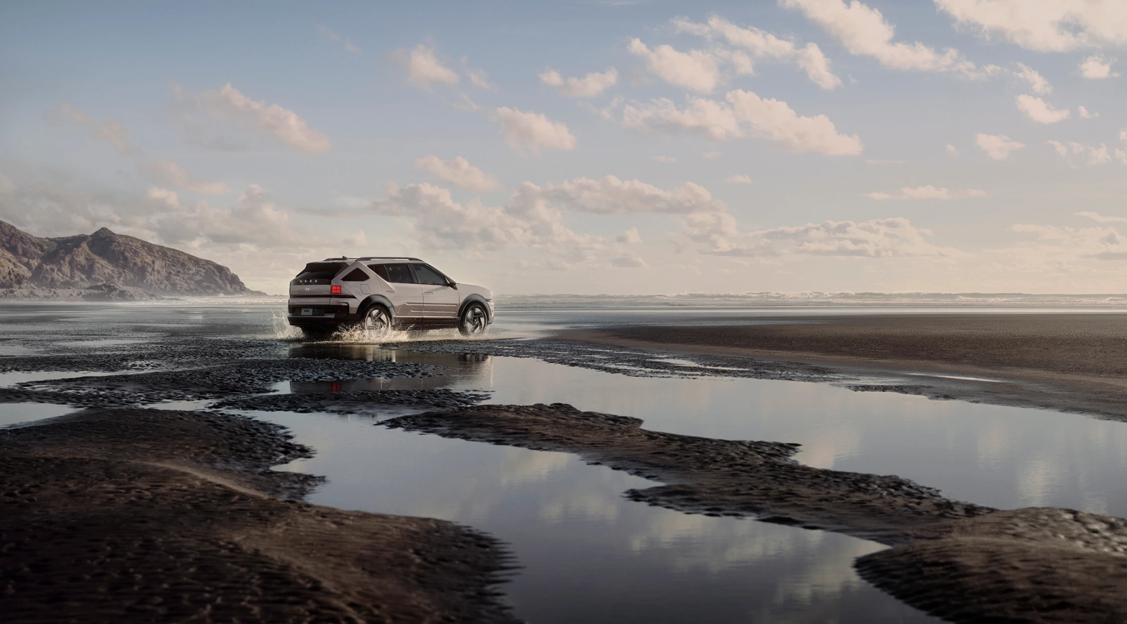 ビーチ沿いを走行する最新のNEXOサイド - Hyundai Mobility Japan (ヒョンデ ジャパン)