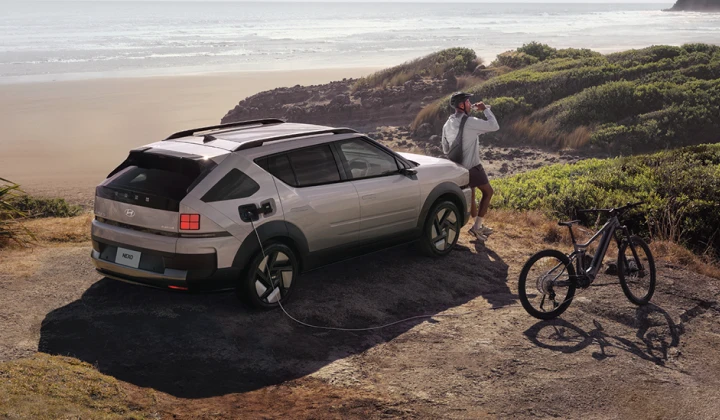 海岸の崖に停車した、最新のNEXOサイド - Hyundai Mobility Japan (ヒョンデ ジャパン)