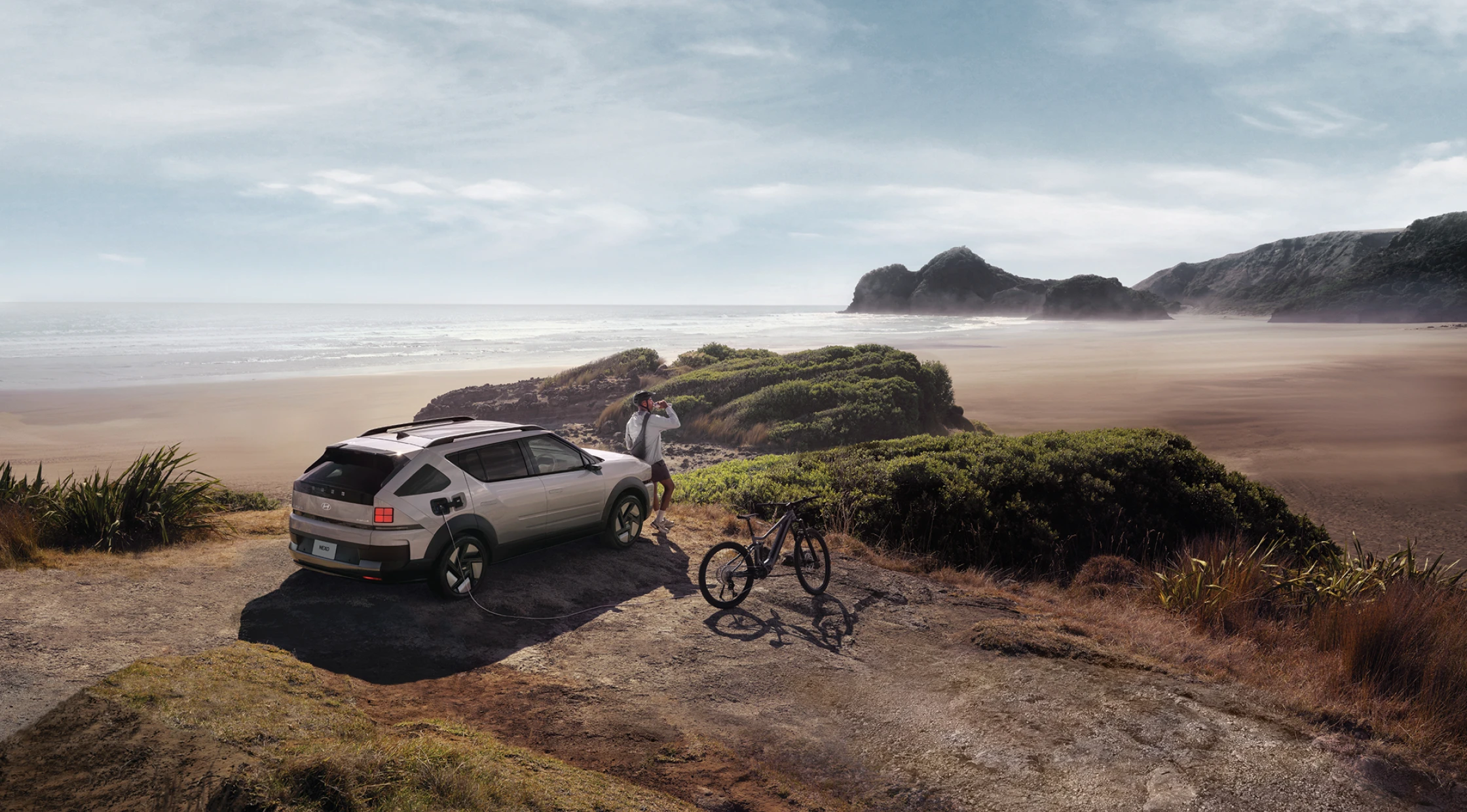 海岸の崖に停車した、最新のNEXOサイド - Hyundai Mobility Japan (ヒョンデ ジャパン)