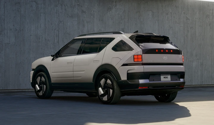 モダンな建築物の前に停まっているThe all-new NEXOサイド - Hyundai Mobility Japan (ヒョンデ ジャパン)