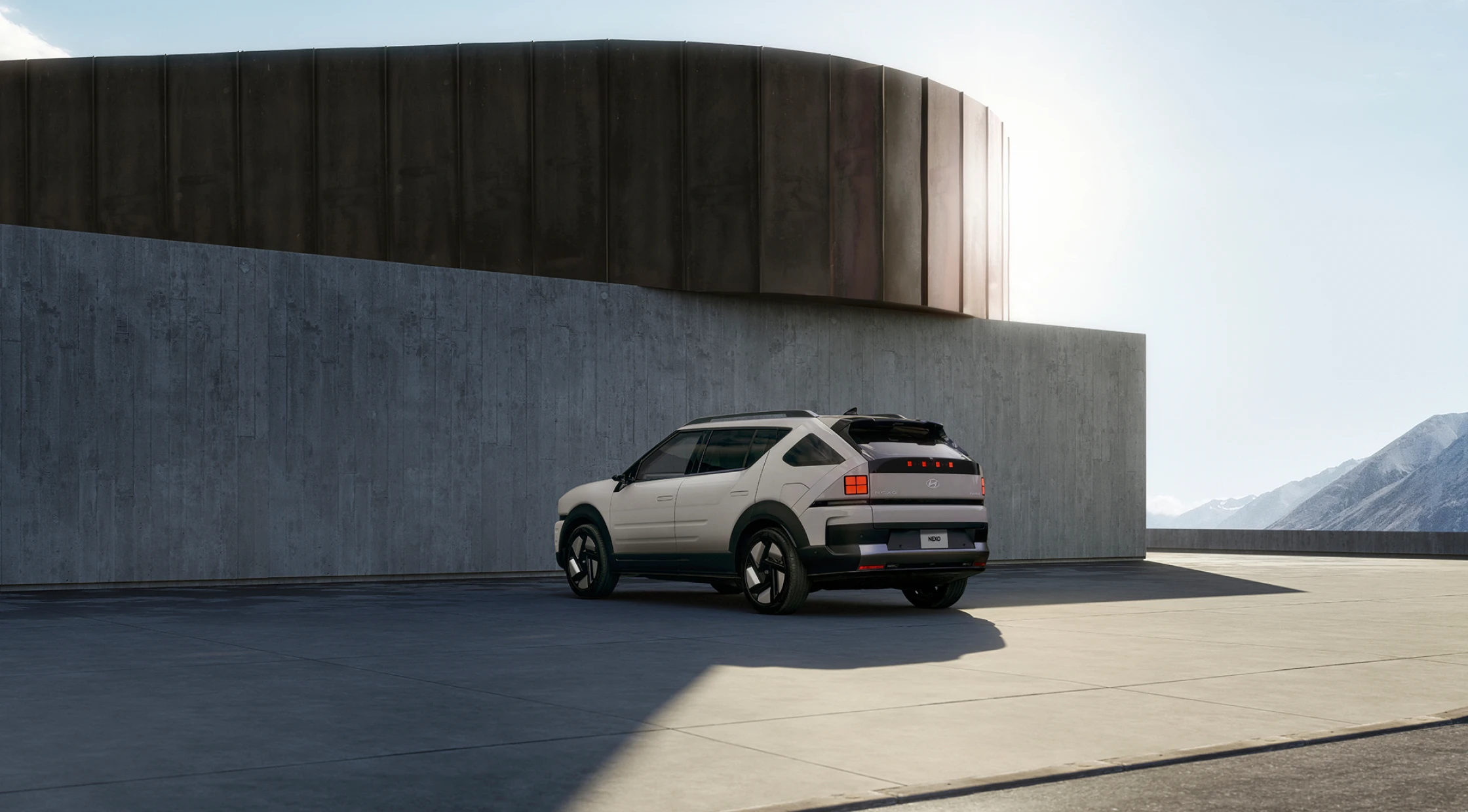 モダンな建築物の前に停まっているThe all-new NEXOサイド - Hyundai Mobility Japan (ヒョンデ ジャパン)