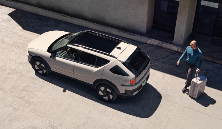 建物の横に駐車されたThe all-new NEXOを上から見下ろしたハイアングルショット - Hyundai Mobility Japan (ヒョンデ ジャパン)