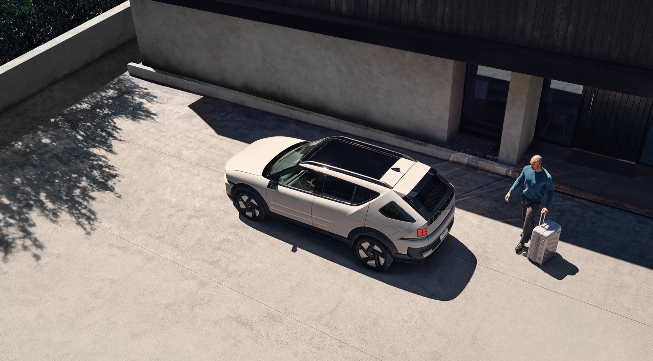 建物の横に駐車されたThe all-new NEXOを上から見下ろしたハイアングルショット - Hyundai Mobility Japan (ヒョンデ ジャパン)