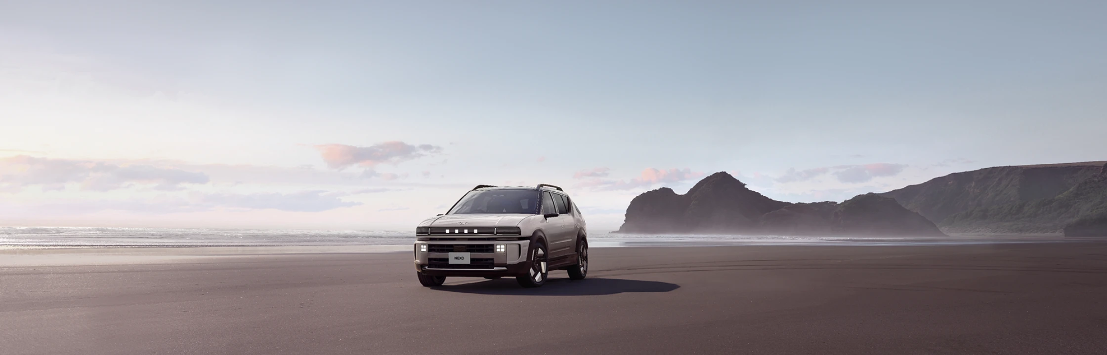 海岸に建てられたThe all-new NEXOフロントビュー - Hyundai Mobility Japan (ヒョンデ ジャパン)