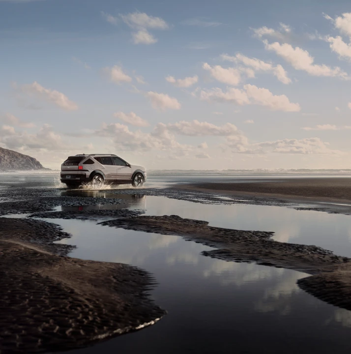 ビーチ沿いを走行する最新のNEXOサイド - Hyundai Mobility Japan (ヒョンデ ジャパン)