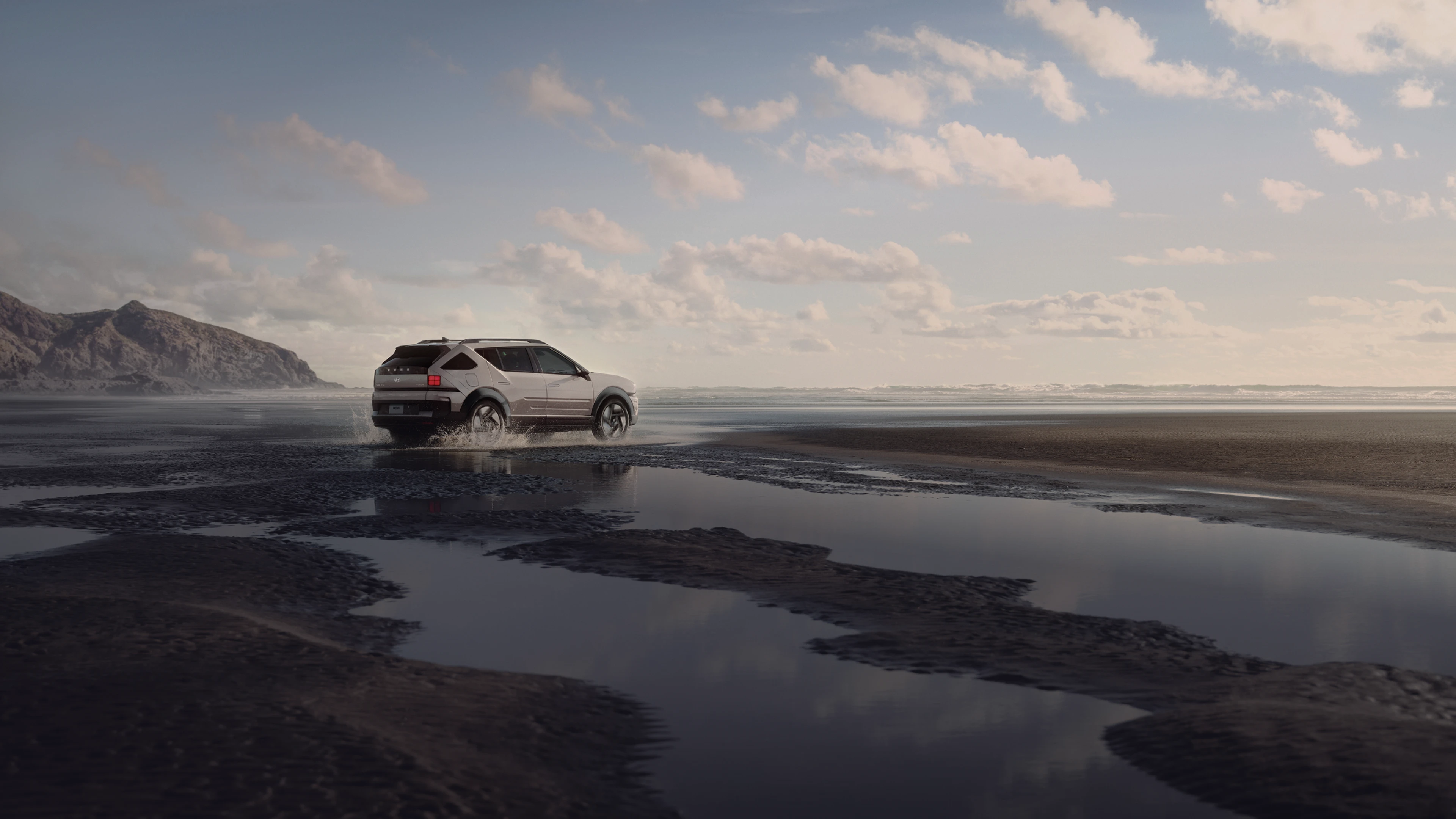 ビーチ沿いを走行する最新のNEXOサイド - Hyundai Mobility Japan (ヒョンデ ジャパン)