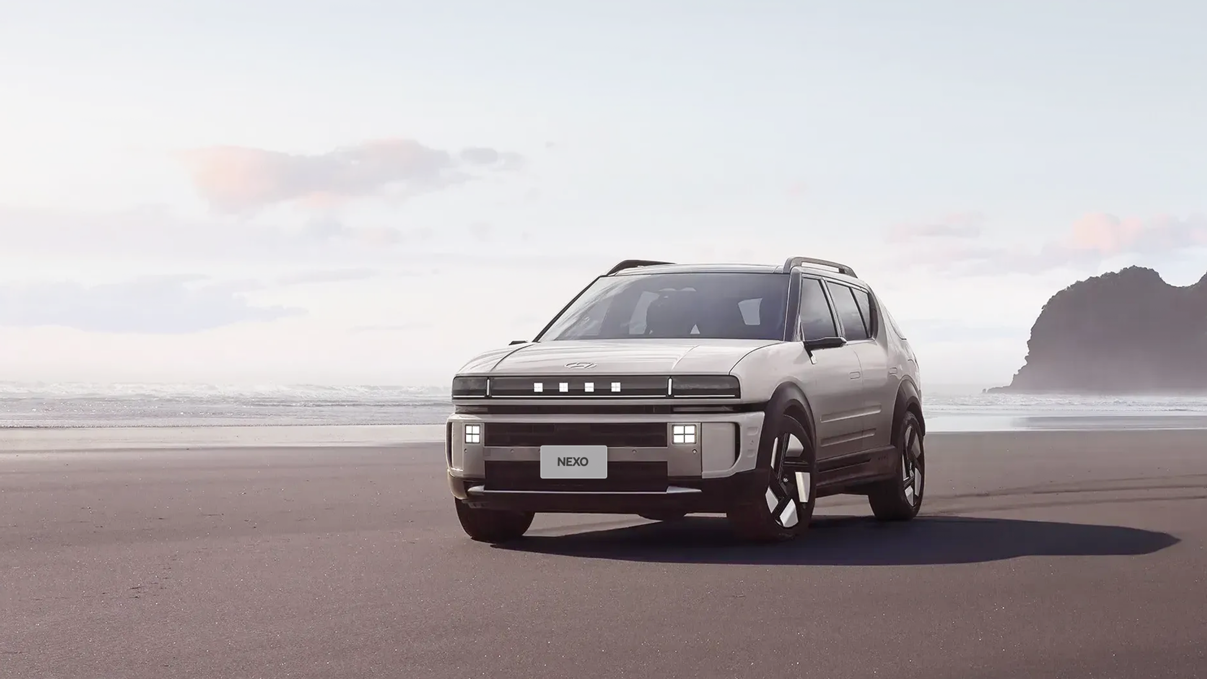 海岸に建てられたThe all-new NEXO - Hyundai Mobility Japan (ヒョンデ ジャパン)