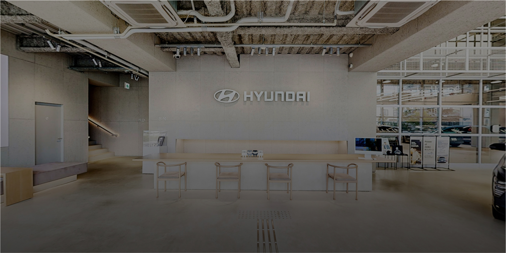 Hyundai Customer Experience Center 横浜バーチャル・ショールーム：レセプション正面 - Hyundai Mobility Japan (ヒョンデ ジャパン)