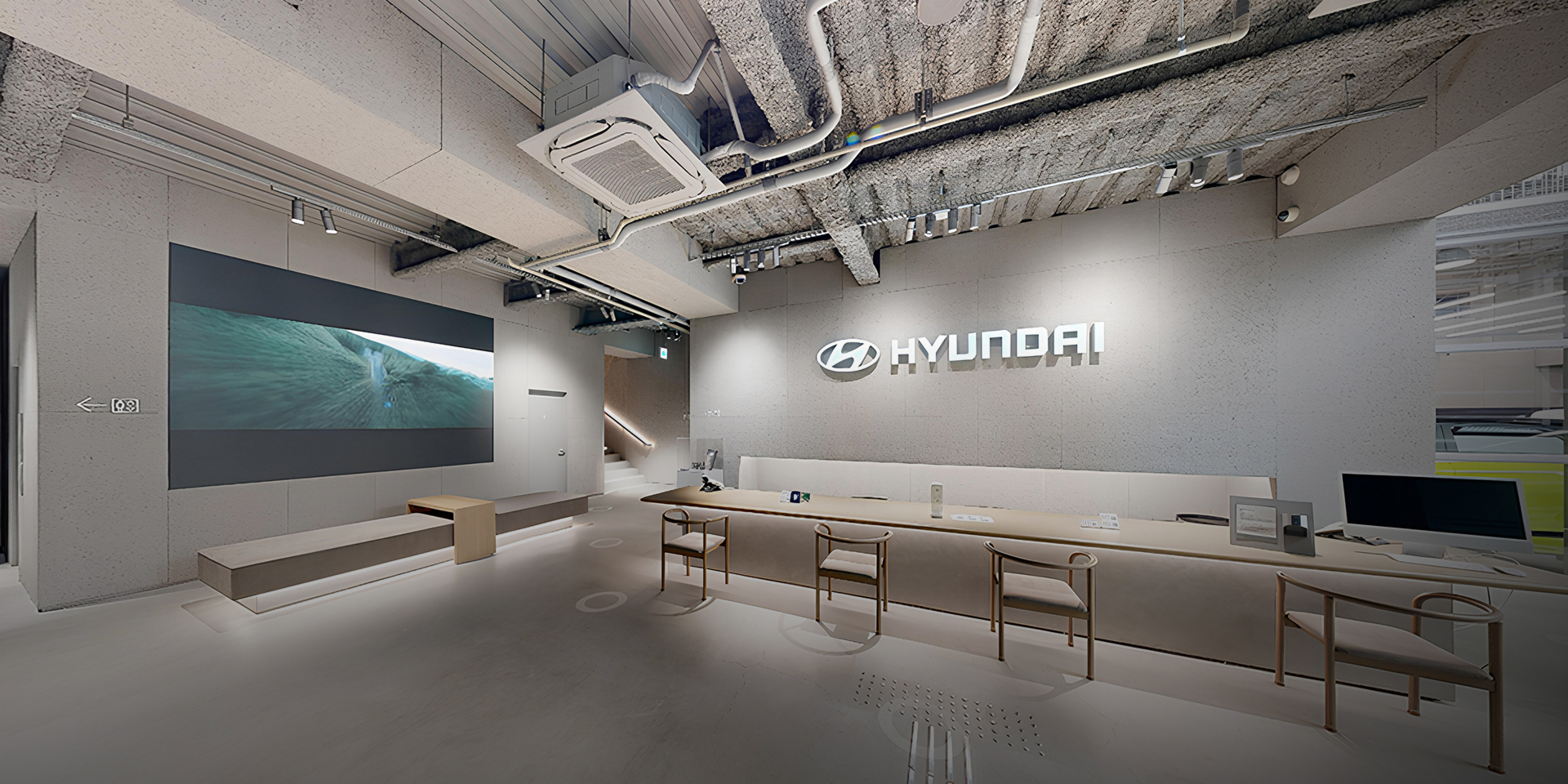 Hyundai Customer Experience Center 横浜バーチャル・ショールーム：レセプション左側面 - Hyundai Mobility Japan (ヒョンデ ジャパン)
