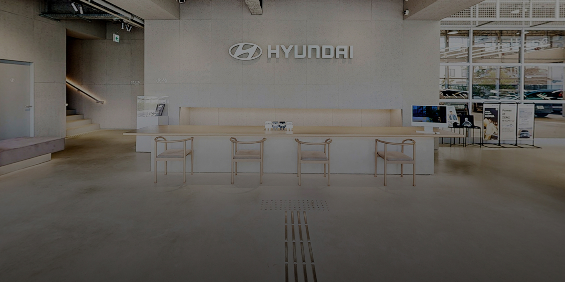 Hyundai Customer Experience Center 横浜バーチャル・ショールーム：レセプション左側面 - Hyundai Mobility Japan (ヒョンデ ジャパン)