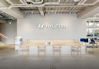 Hyundai Customer Experience Center 横浜バーチャル・ショールーム：レセプション正面 - Hyundai Mobility Japan (ヒョンデ ジャパン)