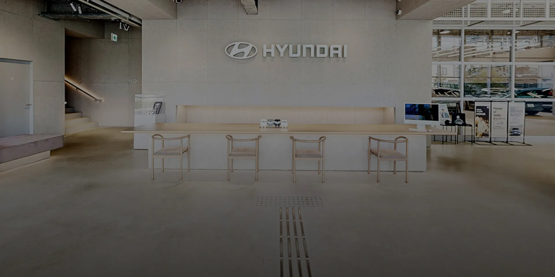 Hyundai Customer Experience Center 横浜バーチャル・ショールーム：レセプション正面 - Hyundai Mobility Japan (ヒョンデ ジャパン)