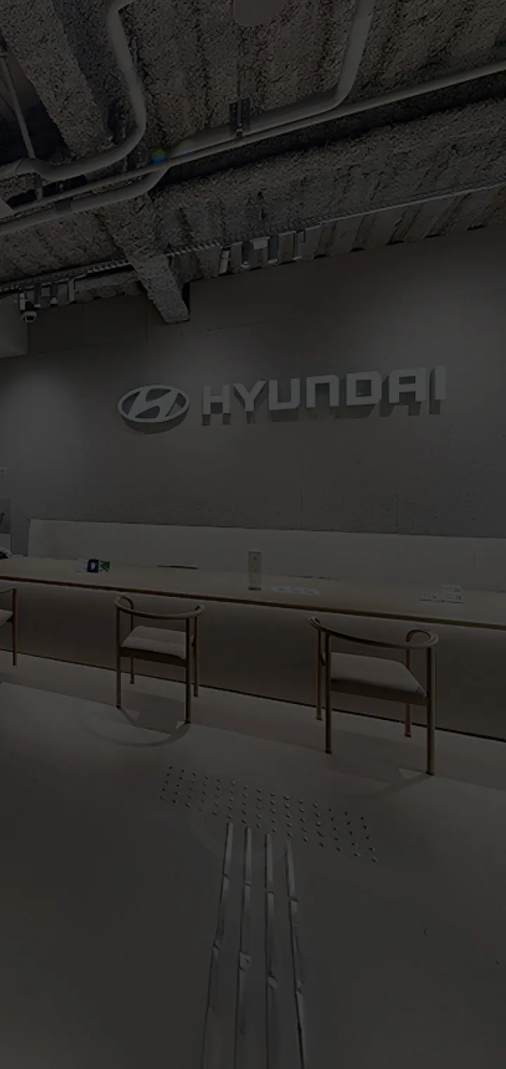Hyundai Customer Experience Center 横浜バーチャル・ショールーム：レセプション左側面 - Hyundai Mobility Japan (ヒョンデ ジャパン)