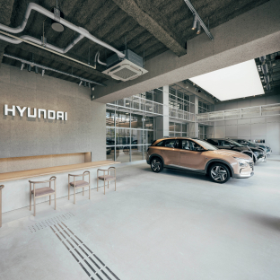 Hyundai Customer Experience Center 横浜バーチャル・ショールーム1階：ショールーム - Hyundai Mobility Japan (ヒョンデ ジャパン)