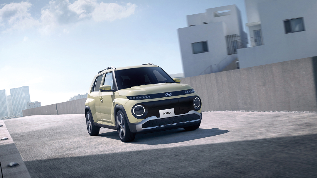 道路上を走るINSTER - Hyundai Mobility Japan (ヒョンデ ジャパン)