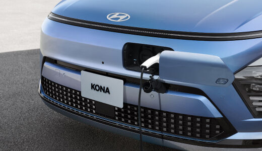 KONA EV Performance and Charging(パフォーマンスと充電) プッシュオープンタイプ充電ドア -  ヒョンデモビリティジャパン ブランドストーリー