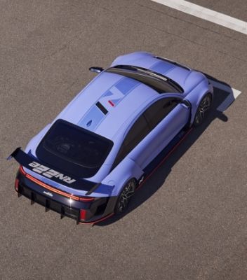 上から見たRN22eの姿です。ブルーの車体の後方には黒いスポイラーが付いています。スポイラーには、白い文字でRN22eと表記され、車体の上部にはNロゴが刻まれています。