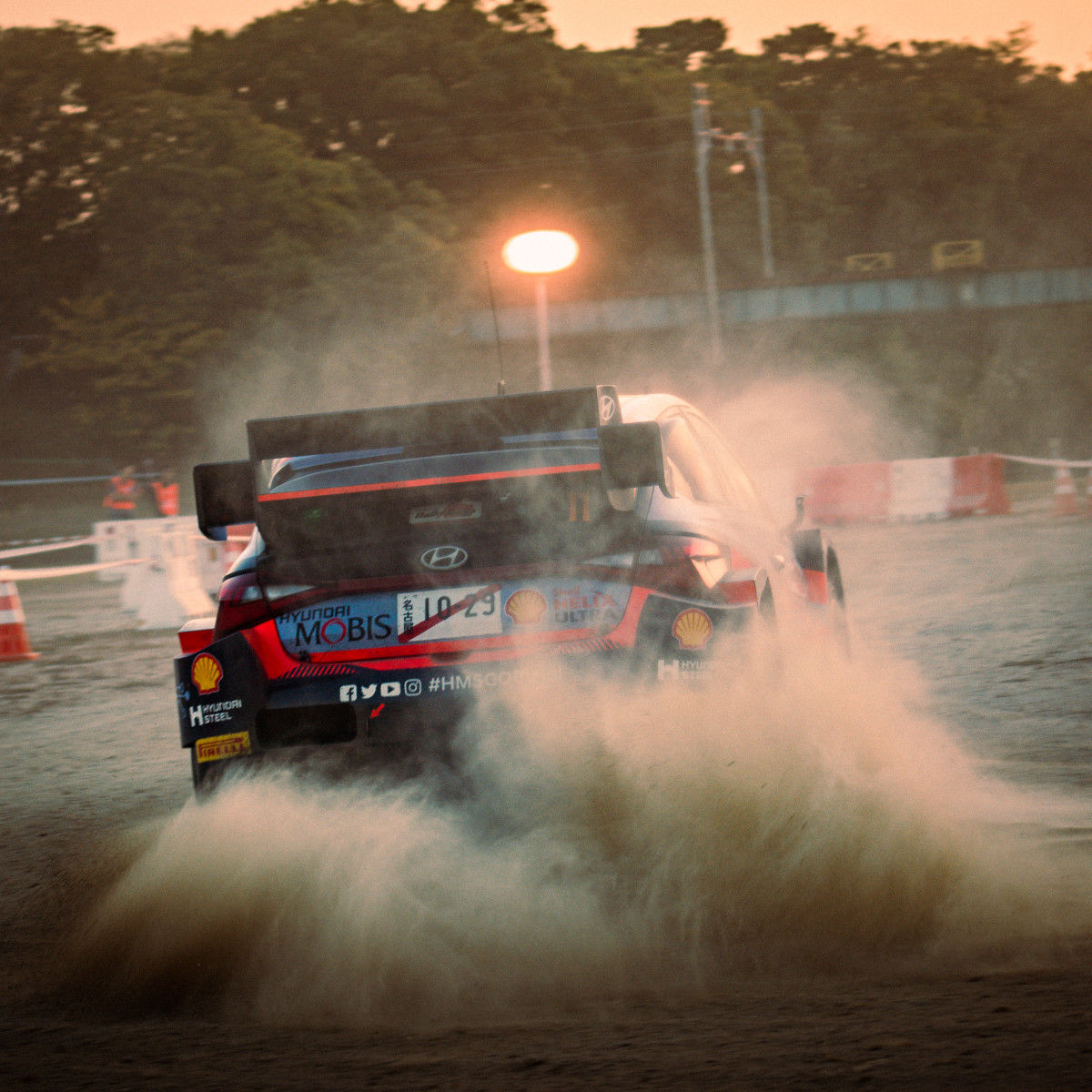 WRC Rally Japan 2022、 未舗装道路を走るi20 N Rally1の背面 - ヒョンデモビリティジャパン ブランドストーリー